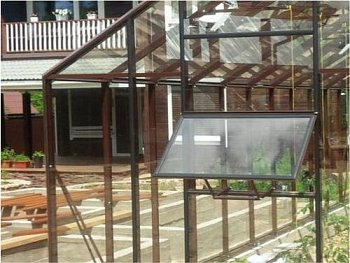 Вспомогательная форточка в боковой части теплицы Вспомогательная форточка в боковой части теплицы